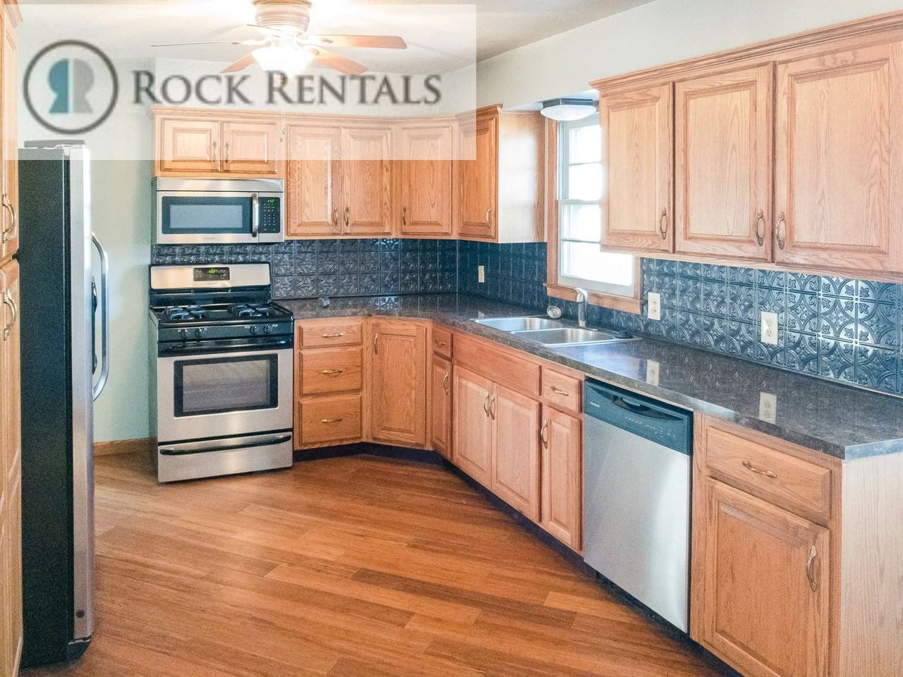 2206 Tyler St - Photo 4 of 14