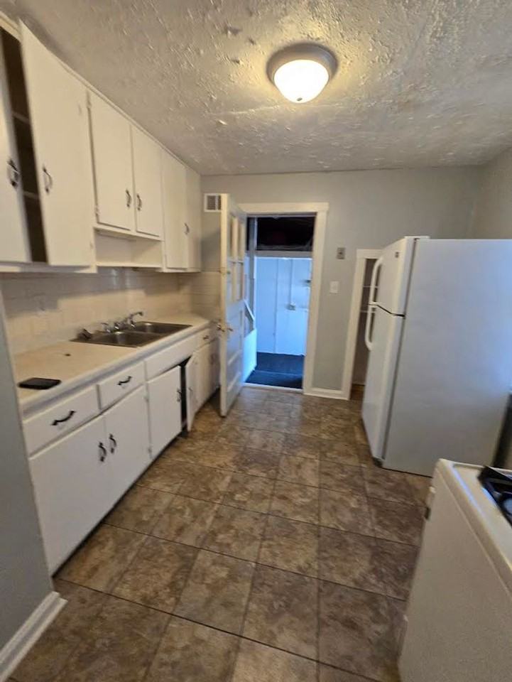 1813 N Routiers Ave - Photo 3 of 17