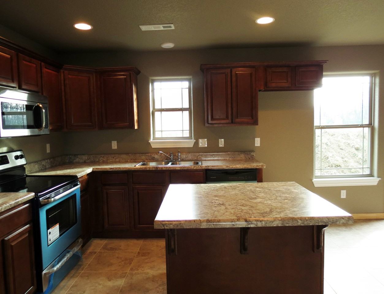 1601 Omaha Dr - Photo 3 of 11