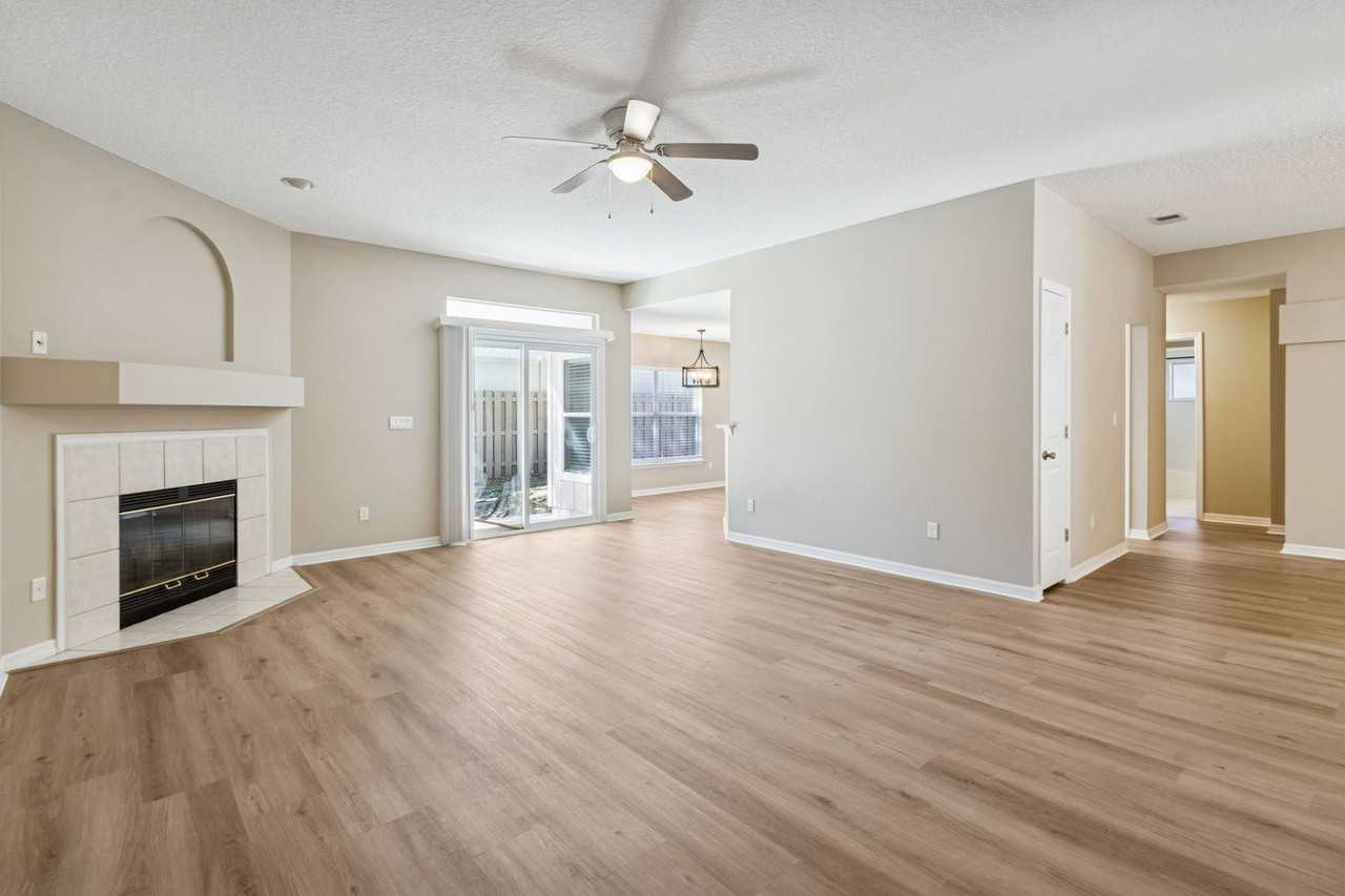 2819 Tidewater St - Photo 5 of 29