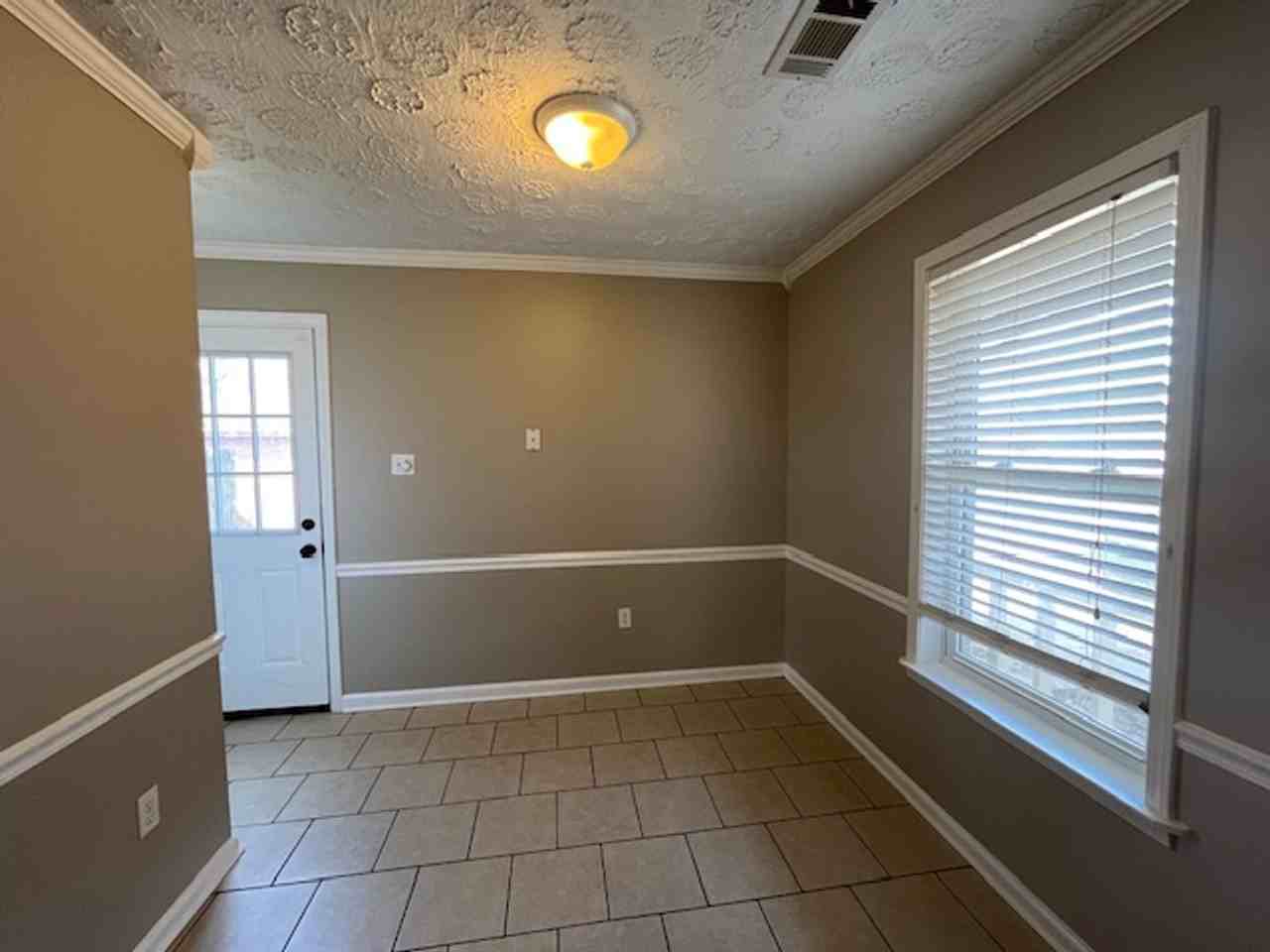 10551 Chateau Rd - Photo 5 of 11