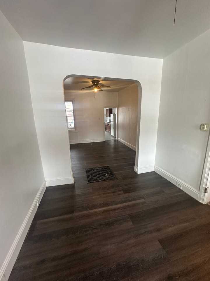 927 W Poplar St - Photo 2 of 16