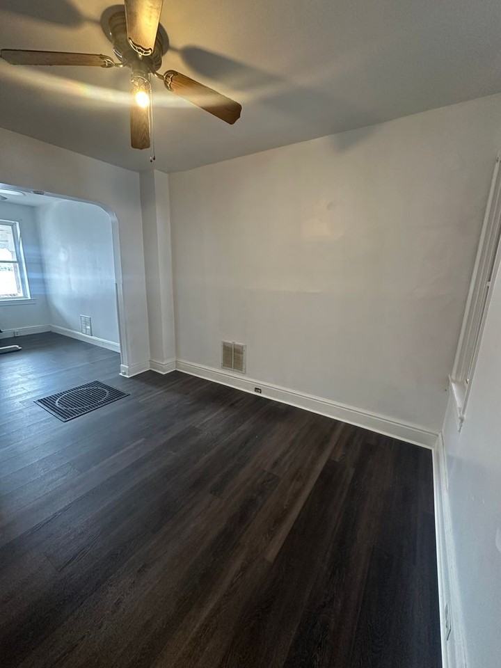 927 W Poplar St - Photo 3 of 16