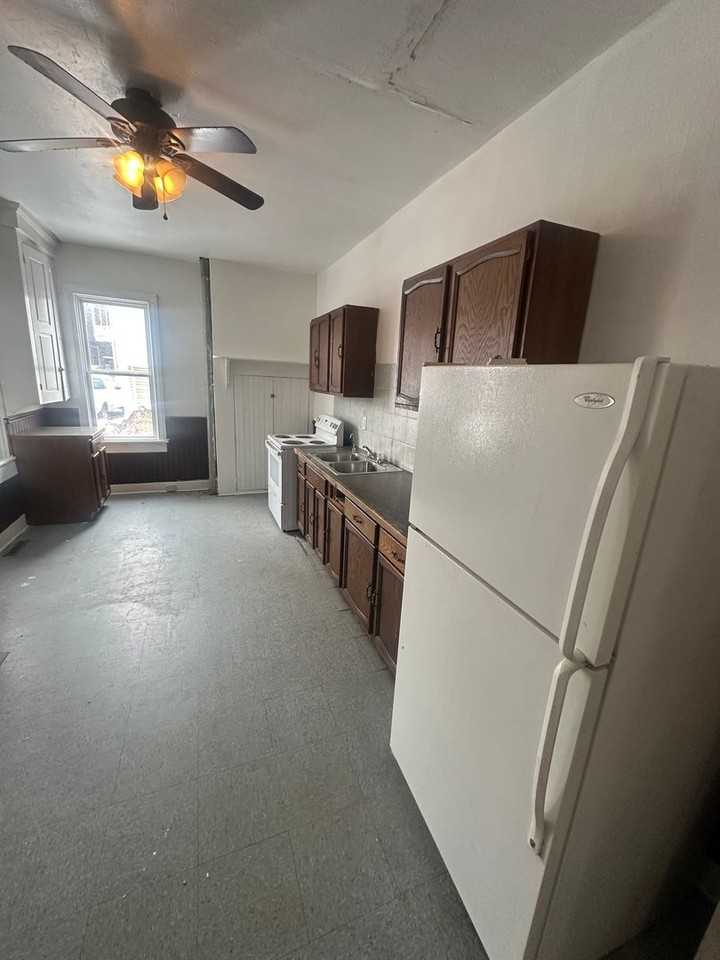 927 W Poplar St - Photo 4 of 16