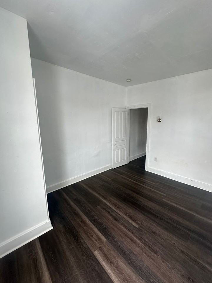 927 W Poplar St - Photo 7 of 16