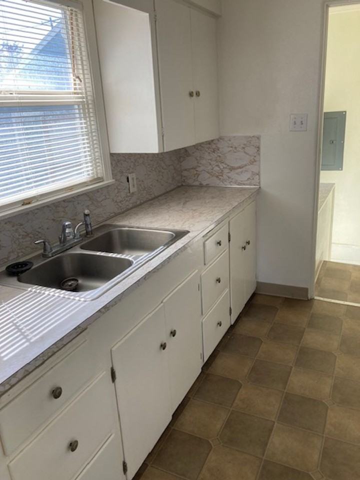 1224 E Ash St - Photo 6 of 17