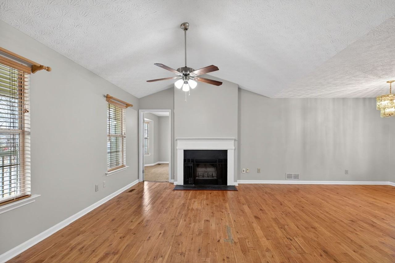 331 Thornbrooke Dr - Photo 2 of 22