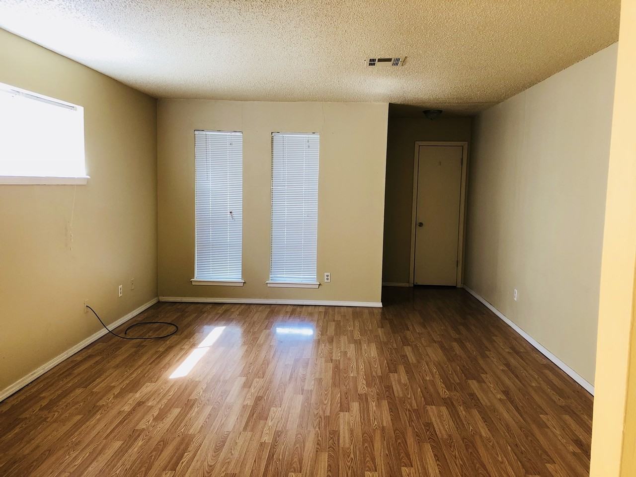 1006 Sw 97th St - Photo 3 of 9