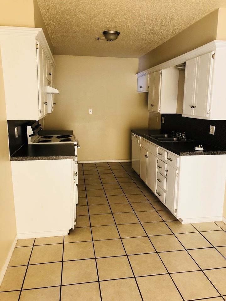 1006 Sw 97th St - Photo 4 of 9