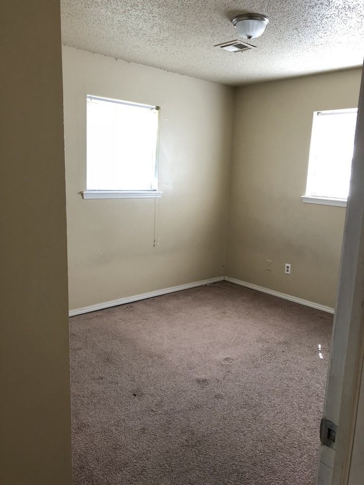 1006 Sw 97th St - Photo 6 of 9