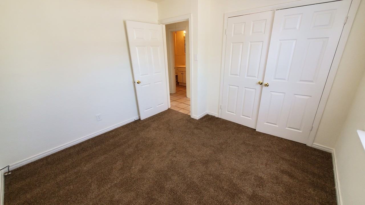 4510 S Bonham St - Photo 4 of 9