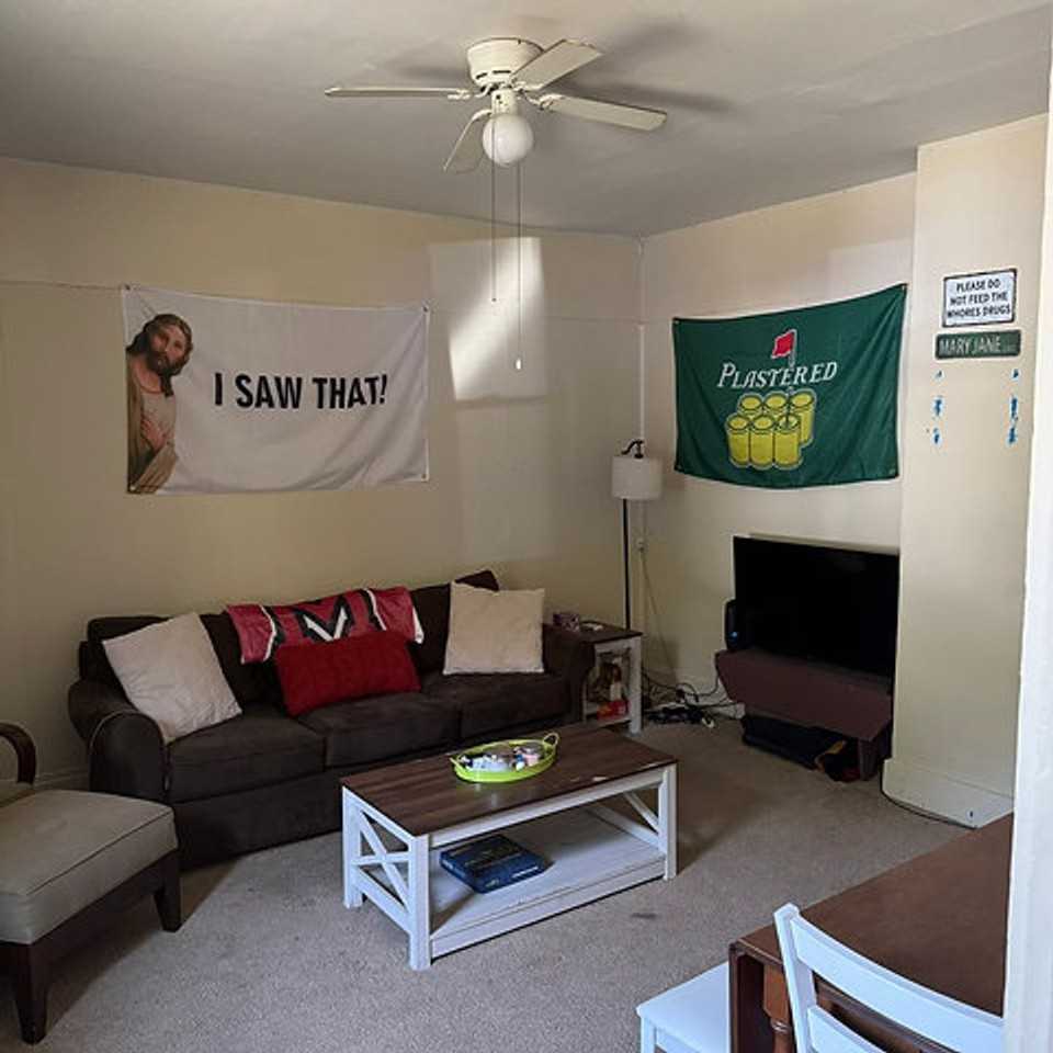 319 N Elm St - Photo 3 of 9