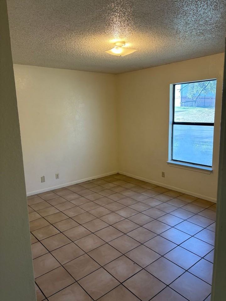 2225 Windsor Ave - Photo 4 of 6