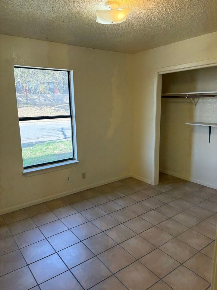 2225 Windsor Ave - Photo 5 of 6