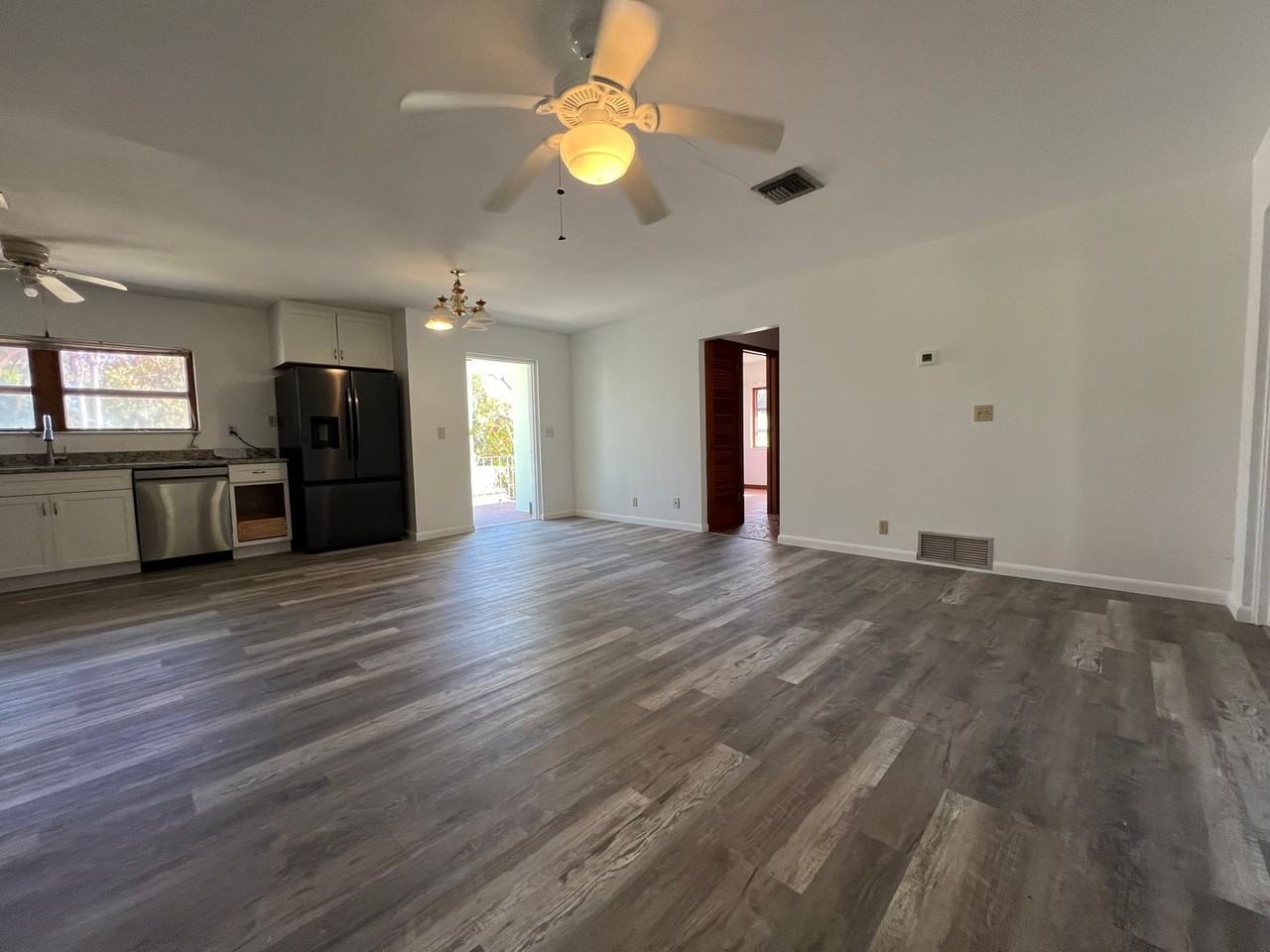 720 W Marion Ave - Photo 4 of 12