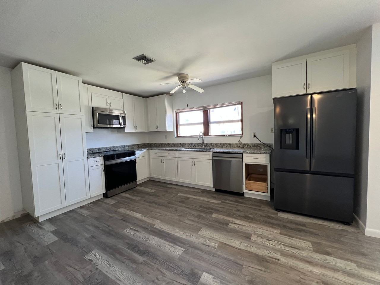 720 W Marion Ave - Photo 6 of 12