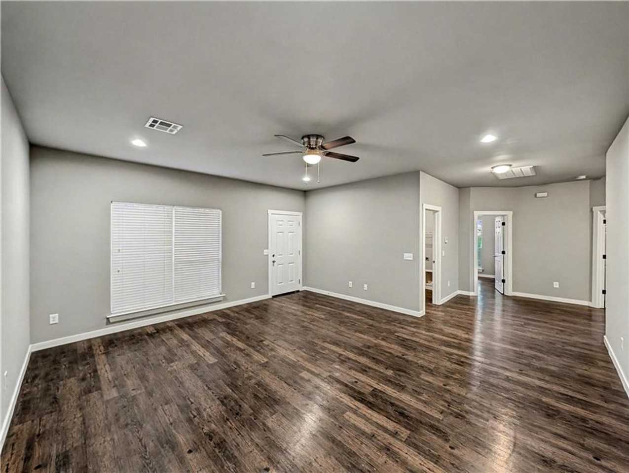 862 Oakwood Ct - Photo 3 of 21