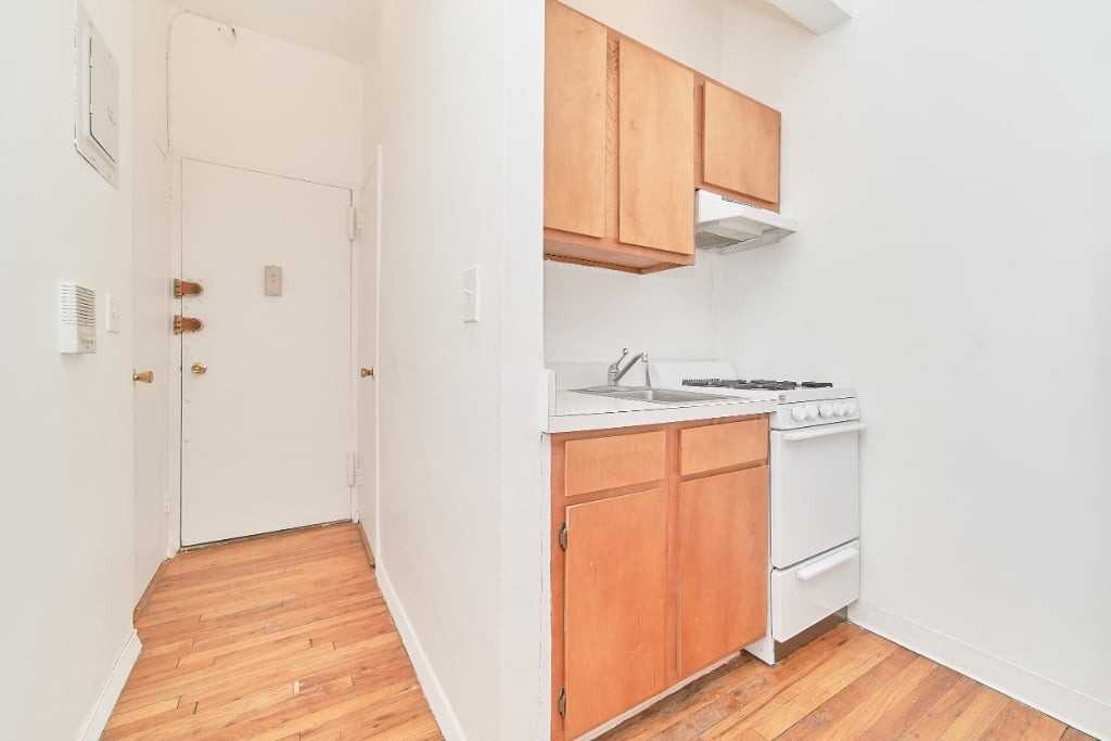 319 W 29th St #2B - Photo 5 of 9