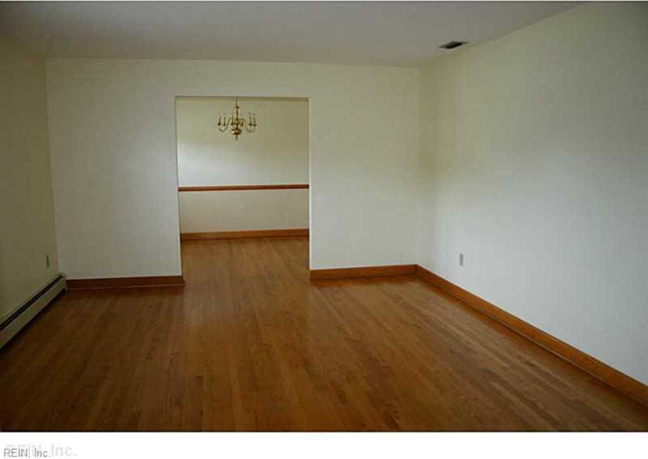 236 S Parliament Dr - Photo 3 of 11