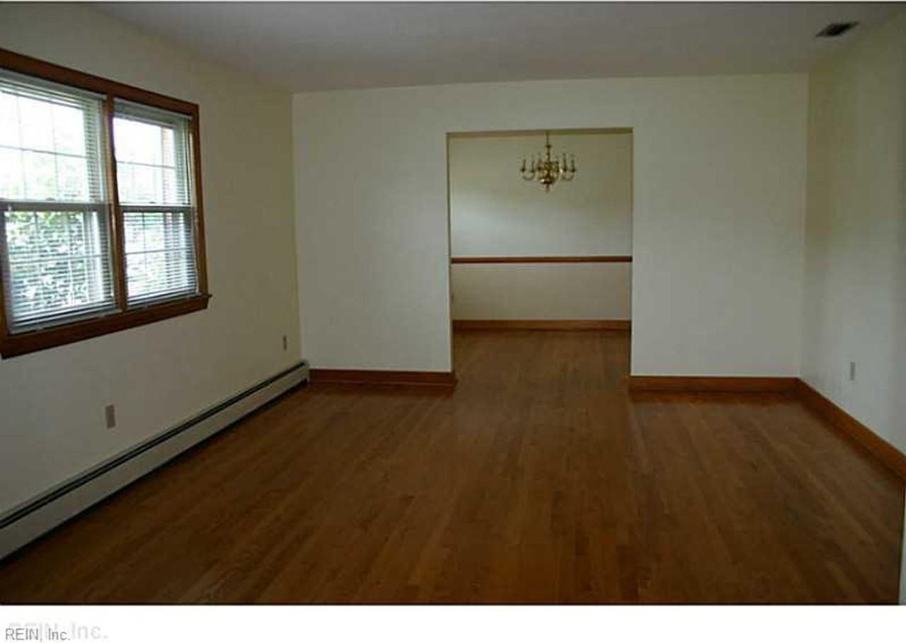 236 S Parliament Dr - Photo 4 of 11