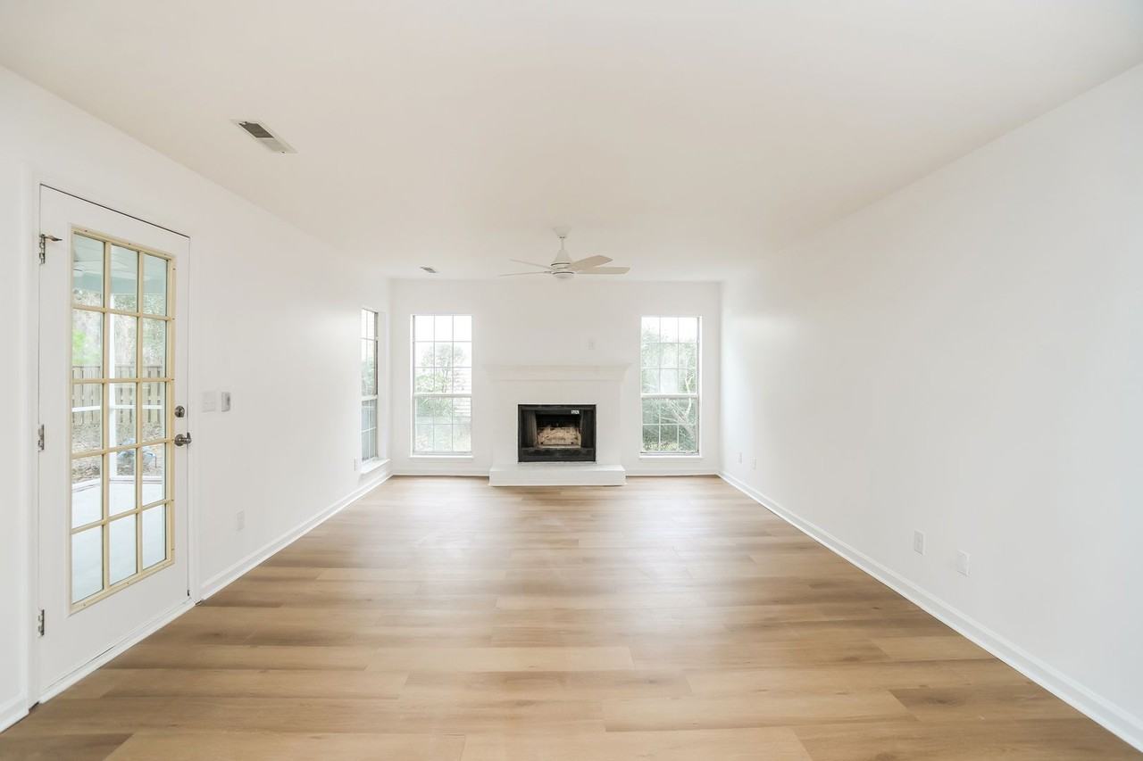 1928 Oak Tree Ln - Photo 3 of 20