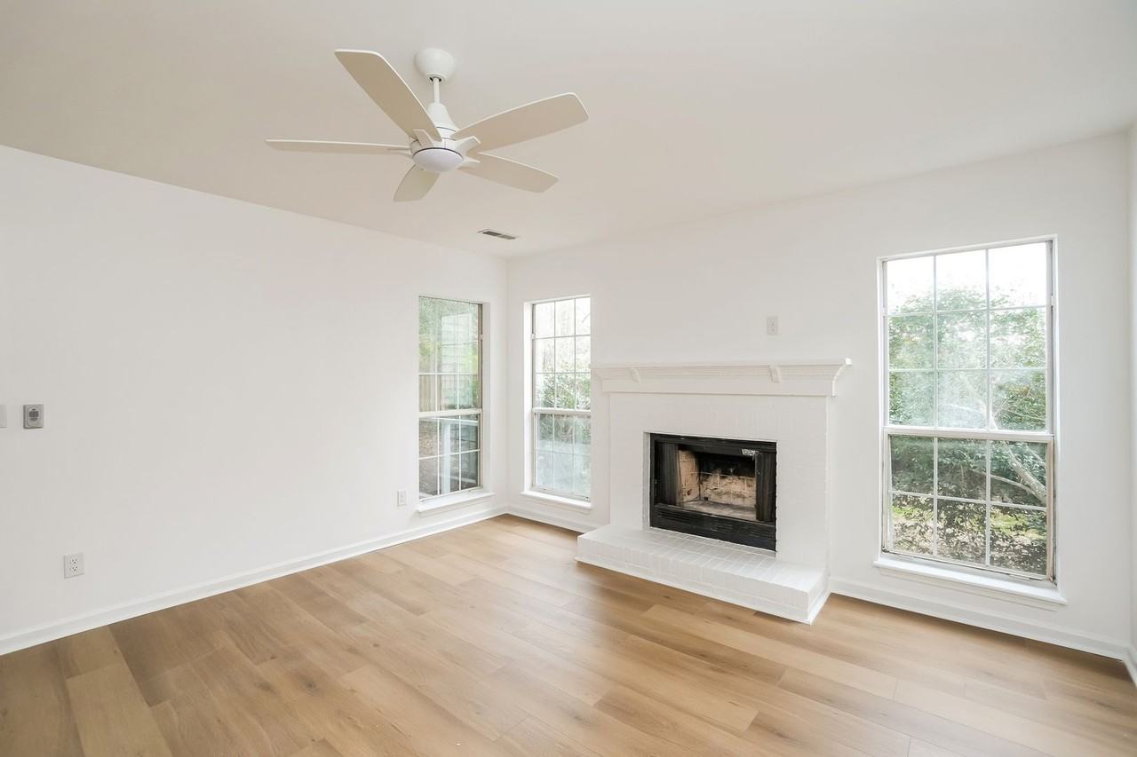 1928 Oak Tree Ln - Photo 4 of 20