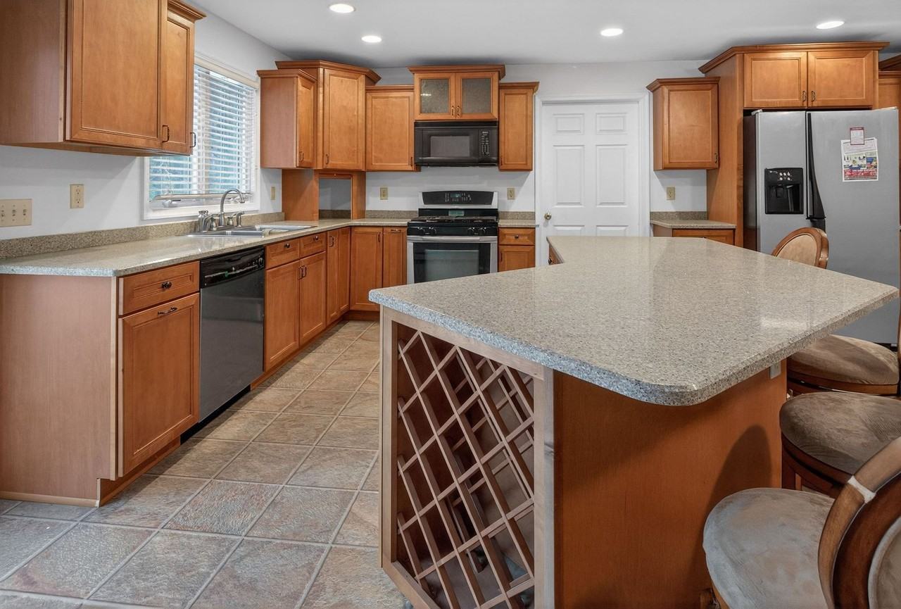 764 Lakehurst Rd - Photo 7 of 36