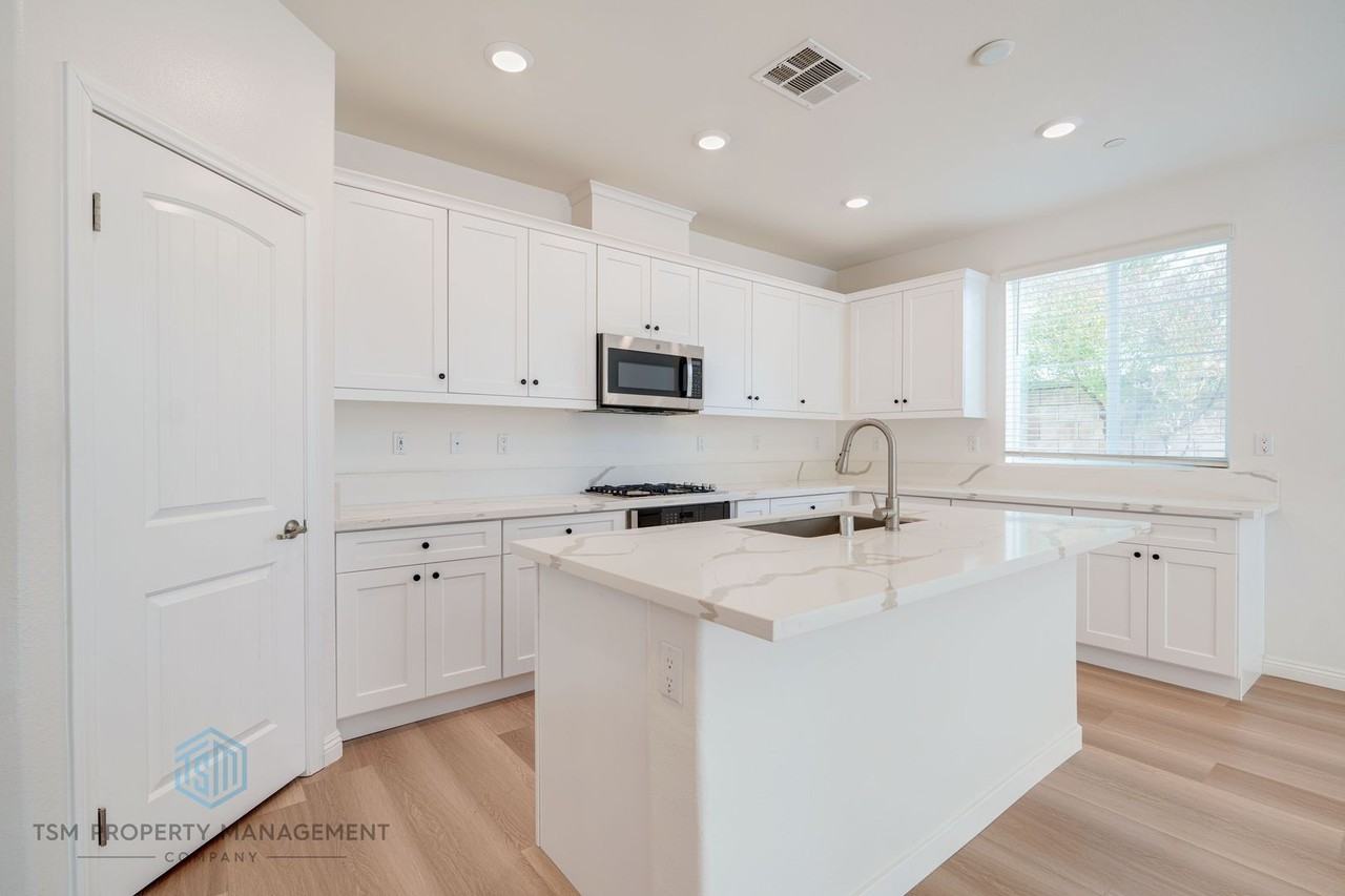 7035 Montecito Ln - Photo 4 of 23