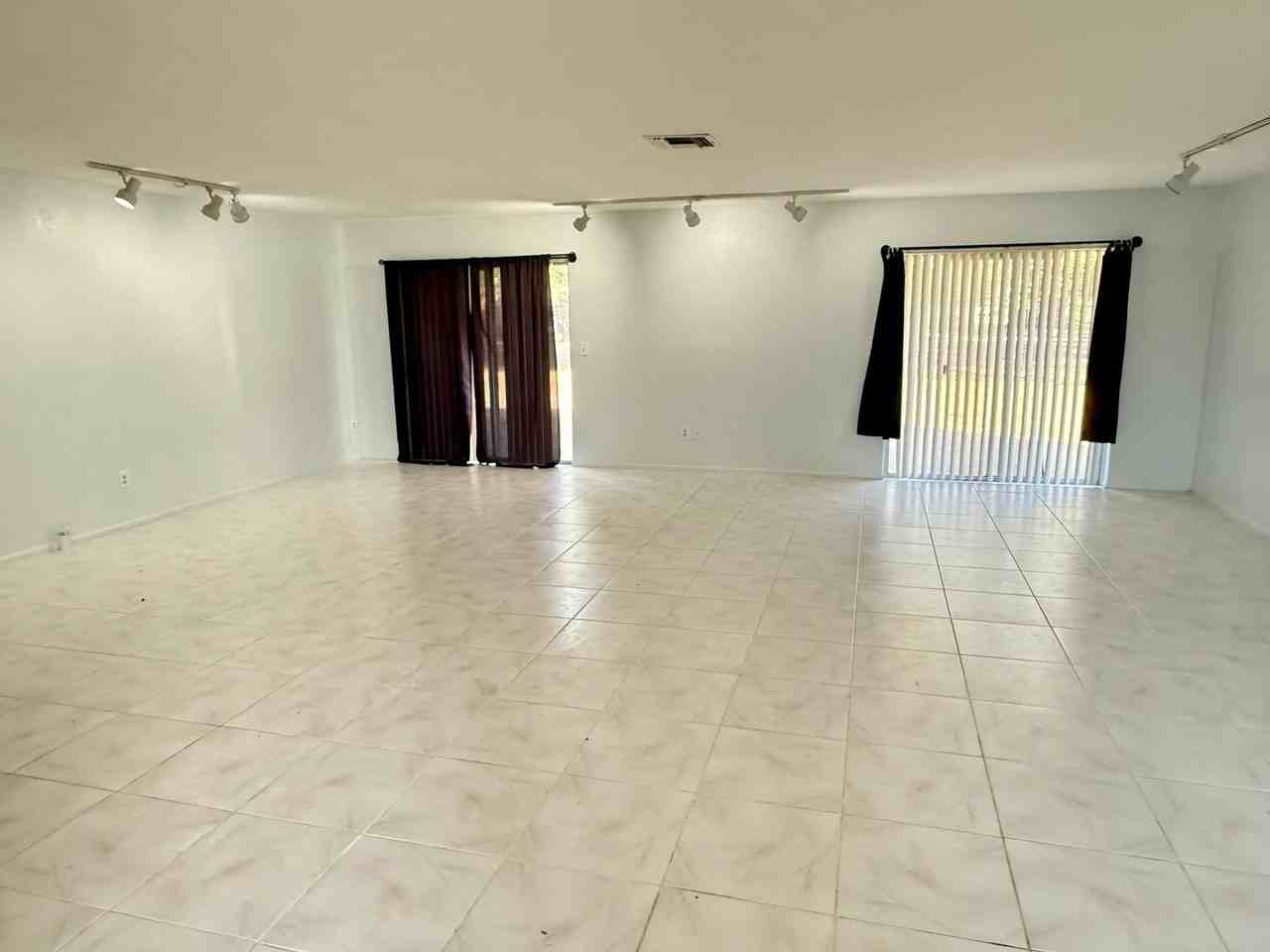 10159 Crown Ct - Photo 3 of 14