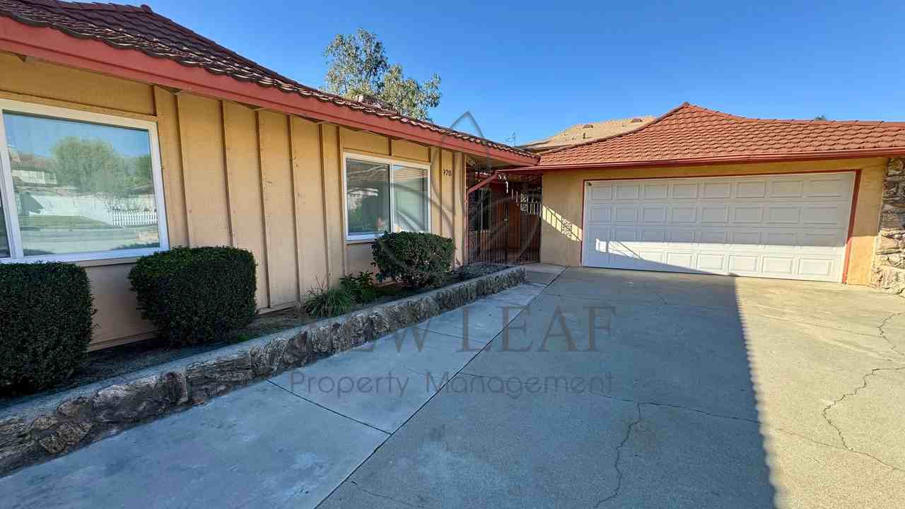 970 W 14th St - Photo 4 of 36