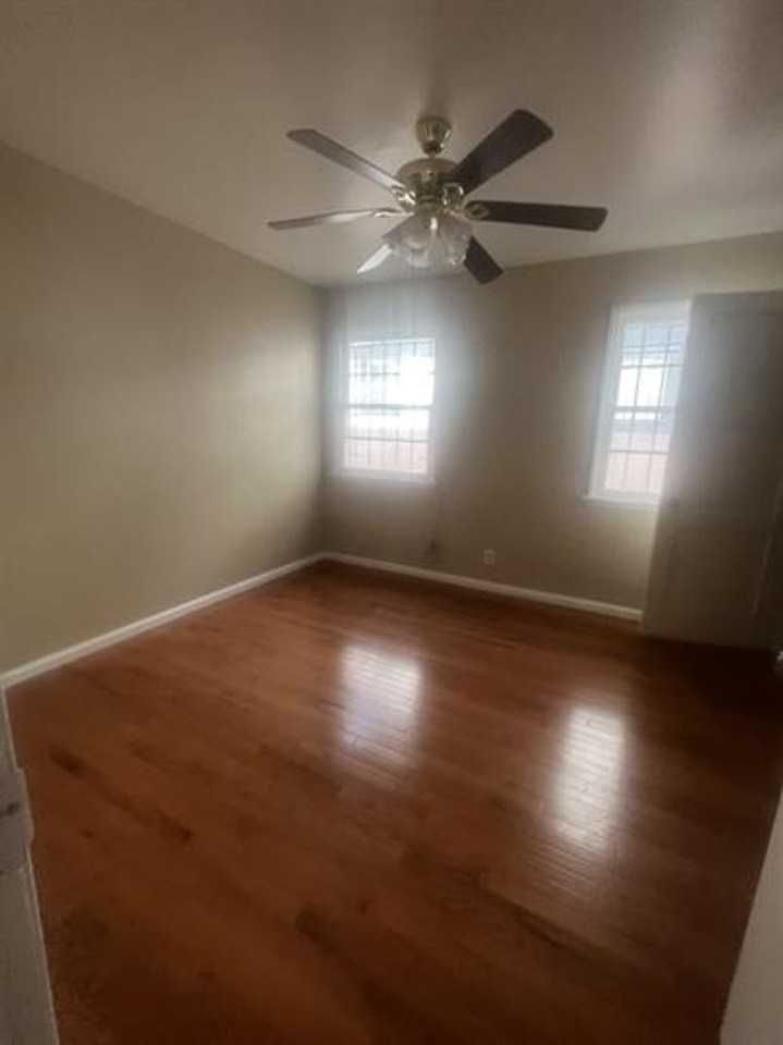 1100 W 39th Pl - Photo 3 of 10