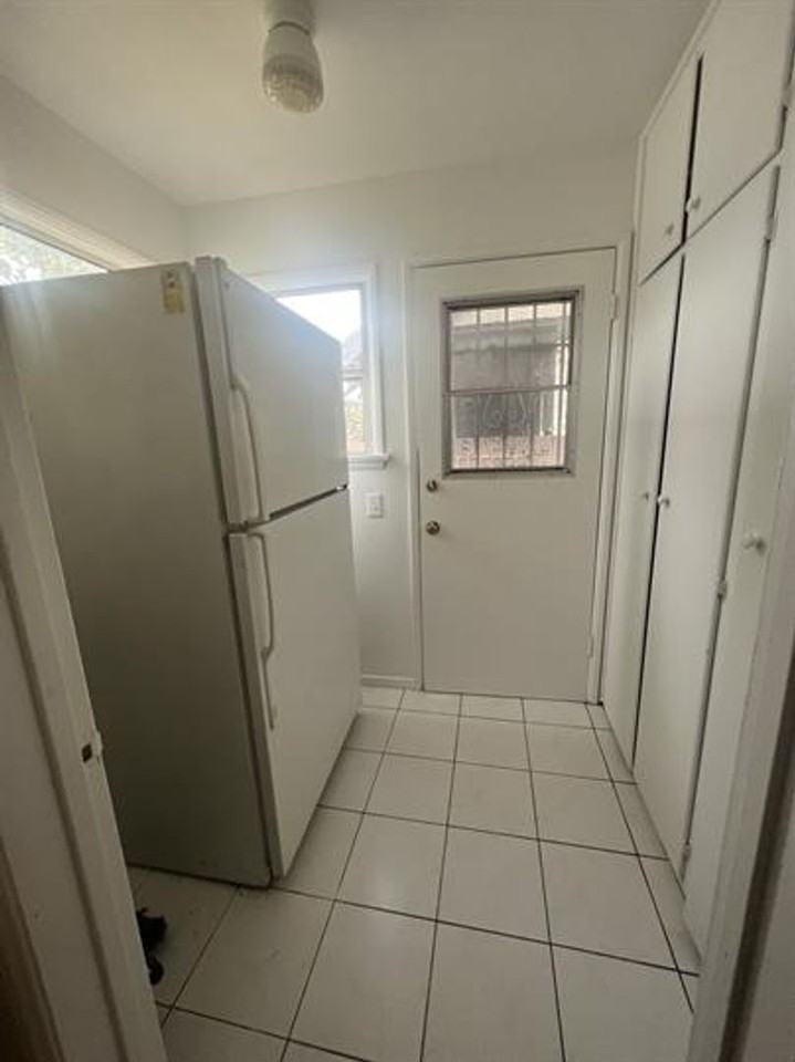 1100 W 39th Pl - Photo 6 of 10