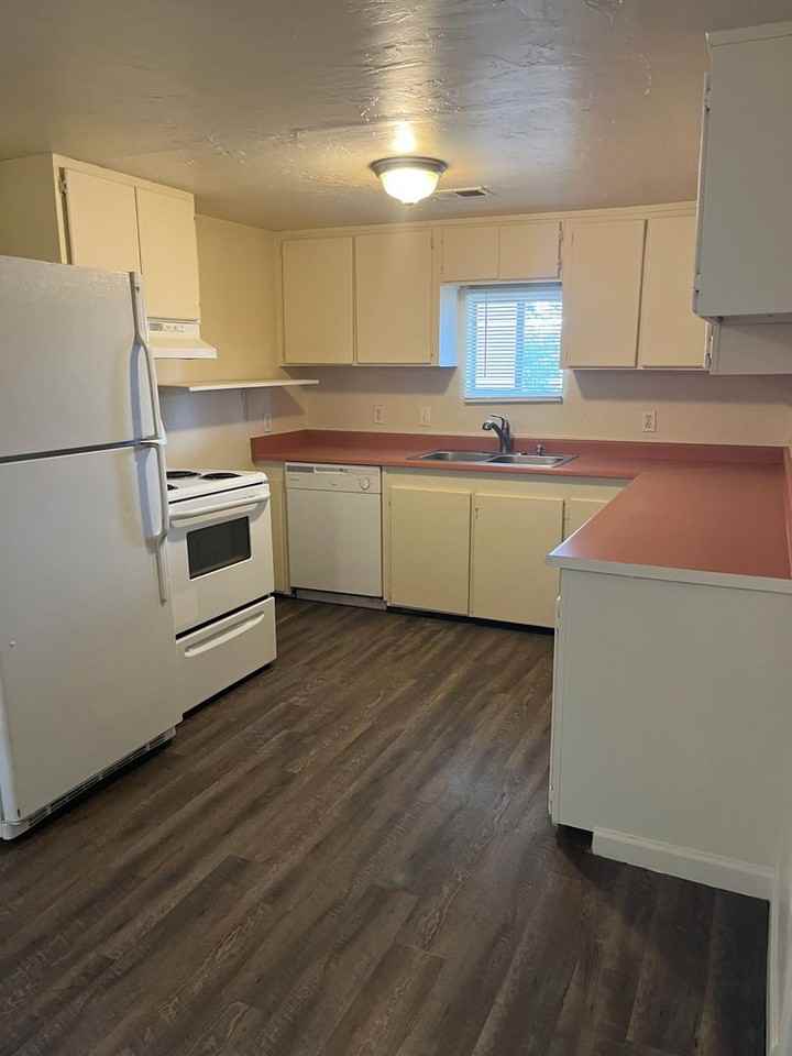 102 E Bayberry Dr - Photo 5 of 15