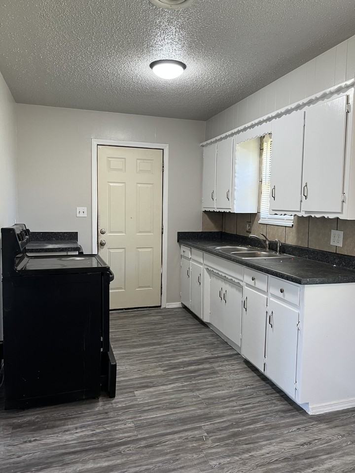 605 Se 72nd St #1 - Photo 2 of 11