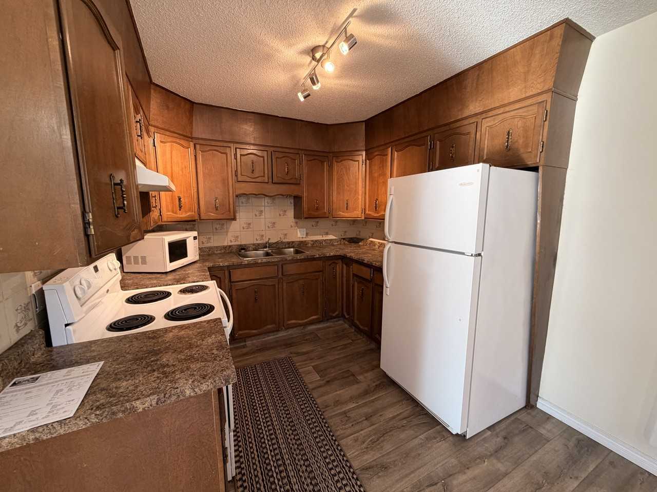 9508 128 Ave NW - Photo 5 of 12