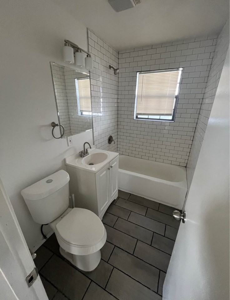 3101 Ne 14th St #1 - Photo 3 of 7