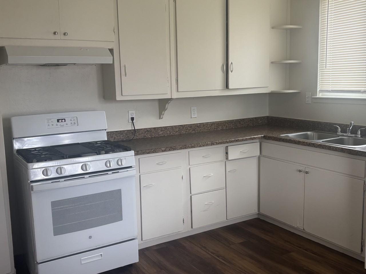 904 Middlecoff Ave - Photo 5 of 16