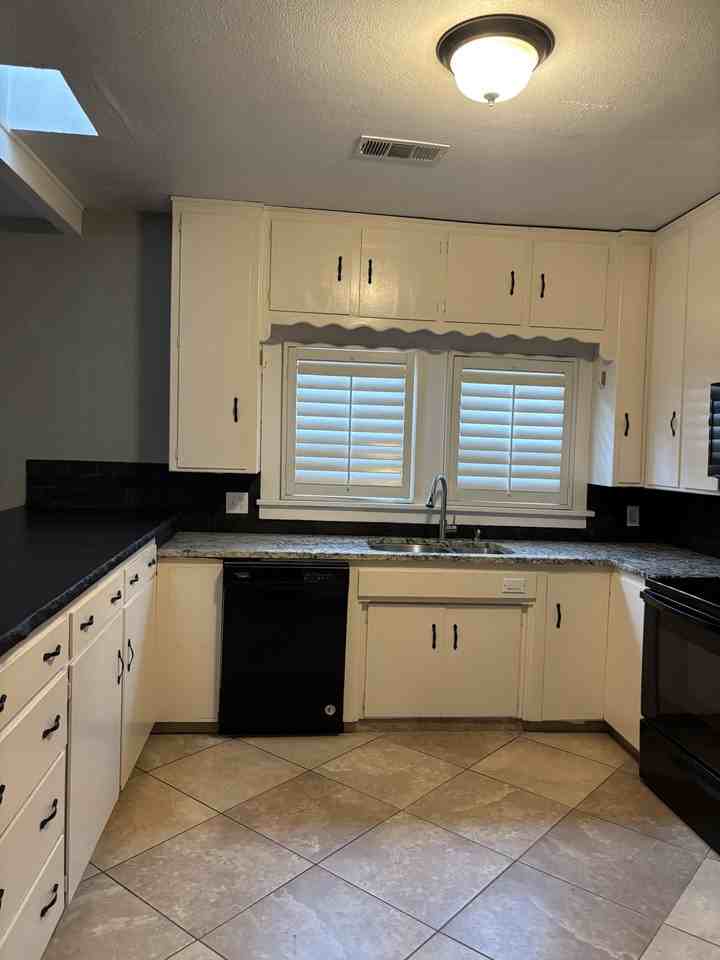 235 Kimble St - Photo 6 of 33