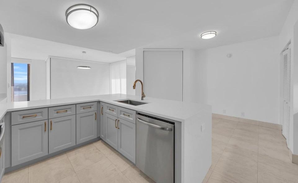 529 S FLAGLER DRIVE 14H - 1 #1 - Photo 3 of 32