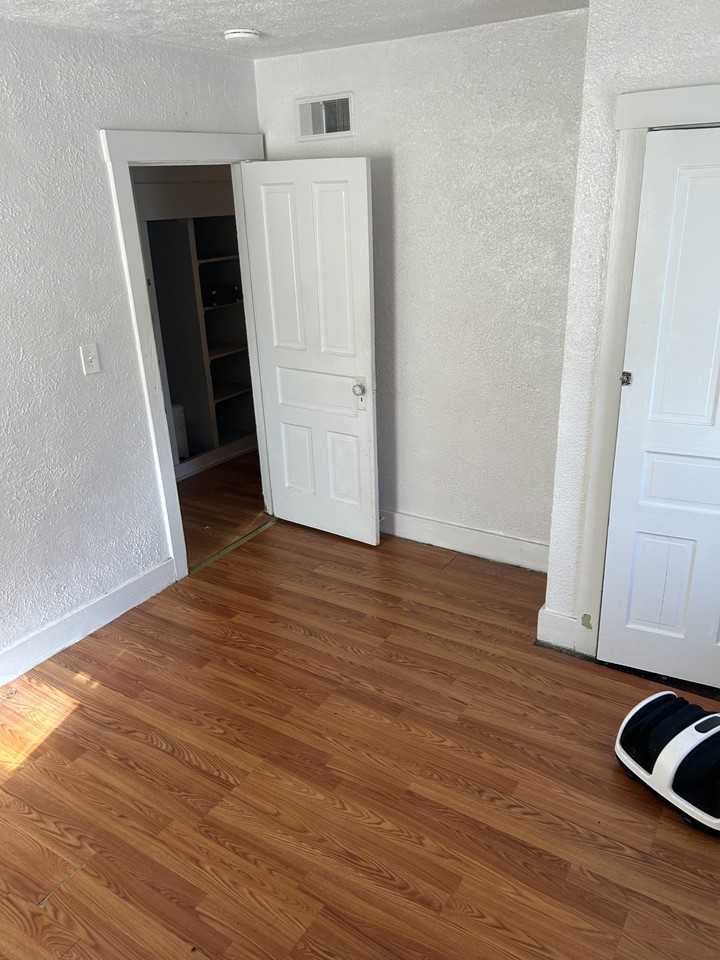 215 N 4th St #1 - Photo 4 of 8