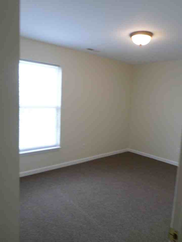 Eagle's Roost Apartments - Photo 7 of 9