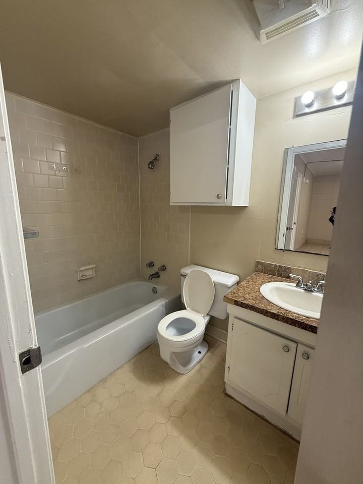 700 Gilman St - Photo 5 of 10