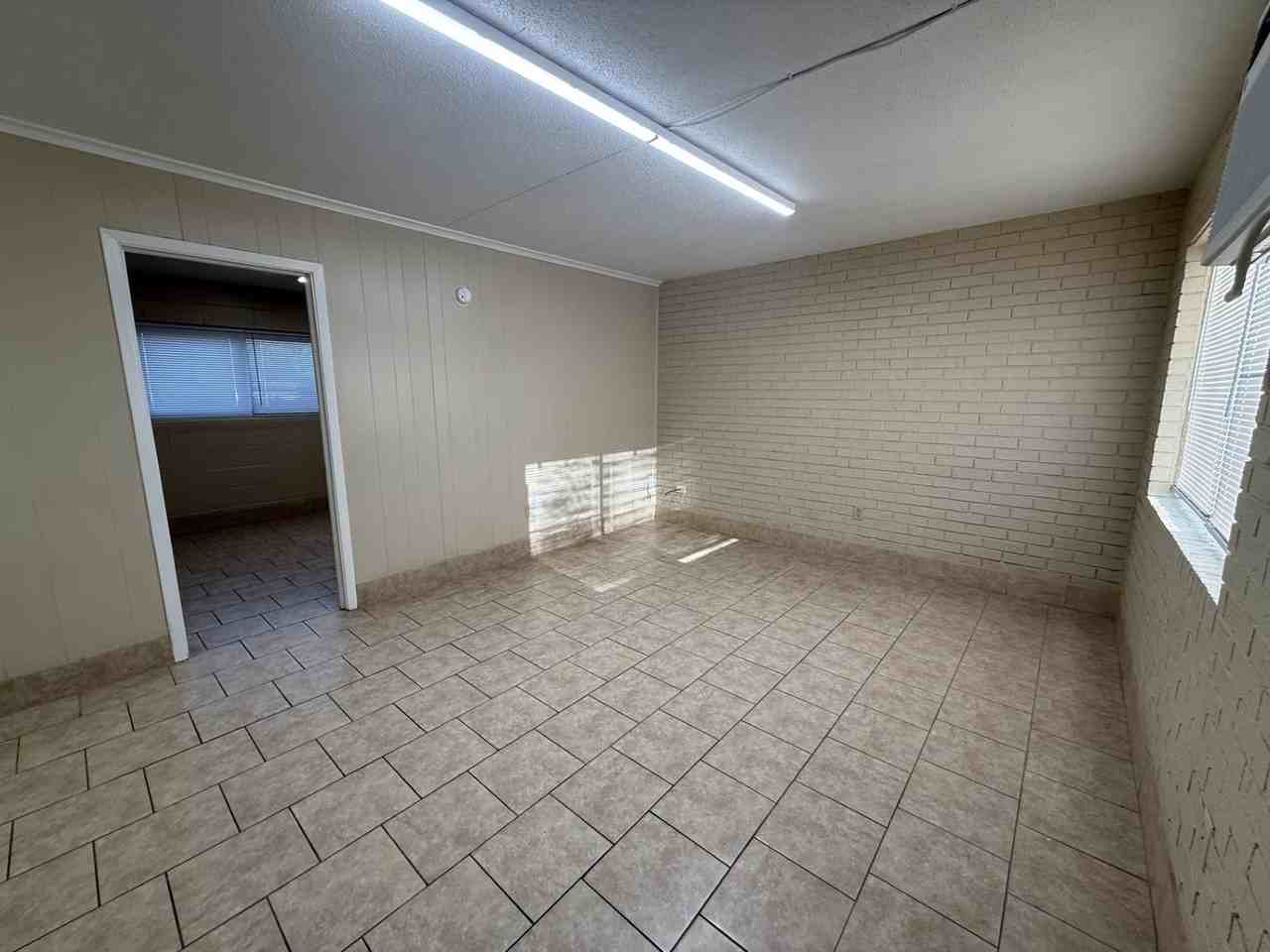 700 Gilman St - Photo 4 of 10