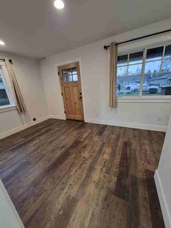 224 Sw J St - Photo 3 of 21