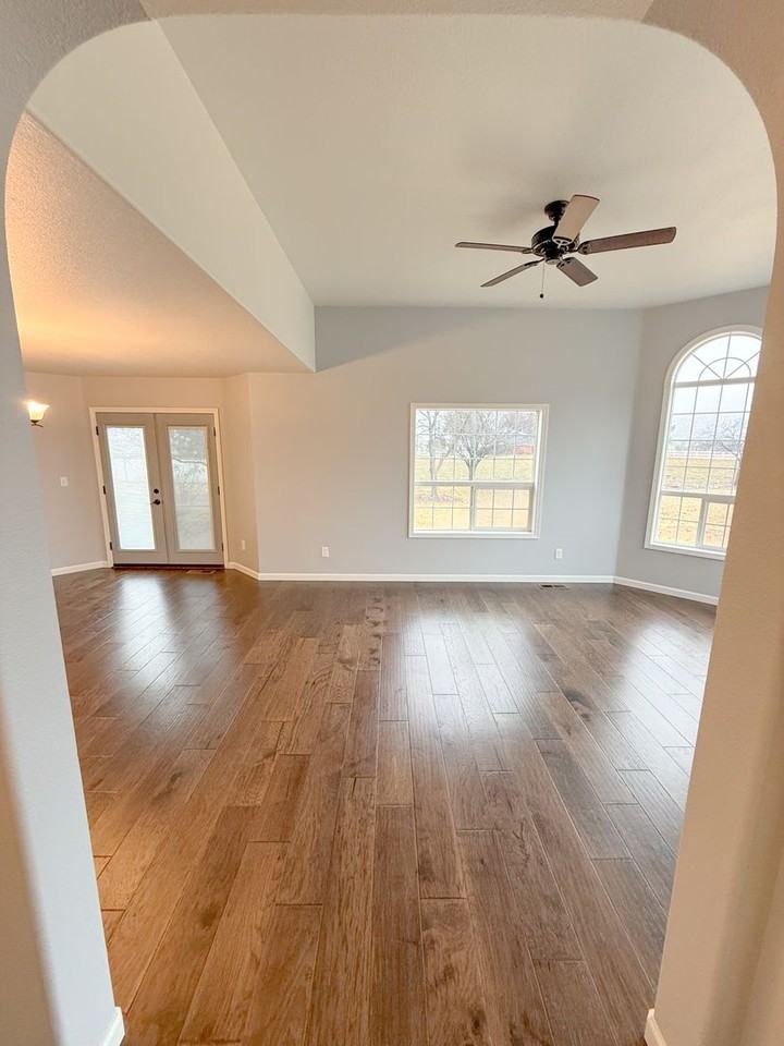 4190 Collier Ln - Photo 4 of 34