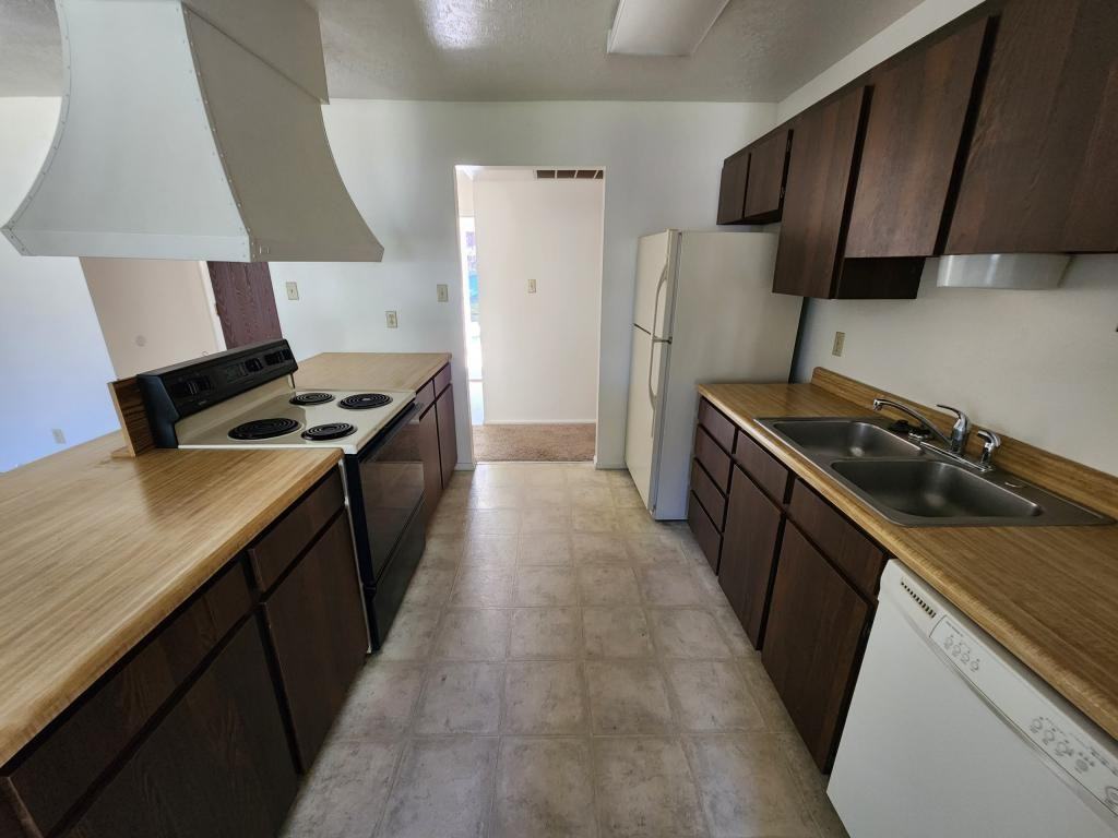 1217 Sparks St N - Photo 3 of 9