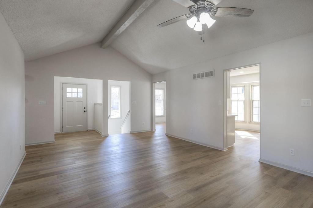 902 Kingston Ct - Photo 7 of 38