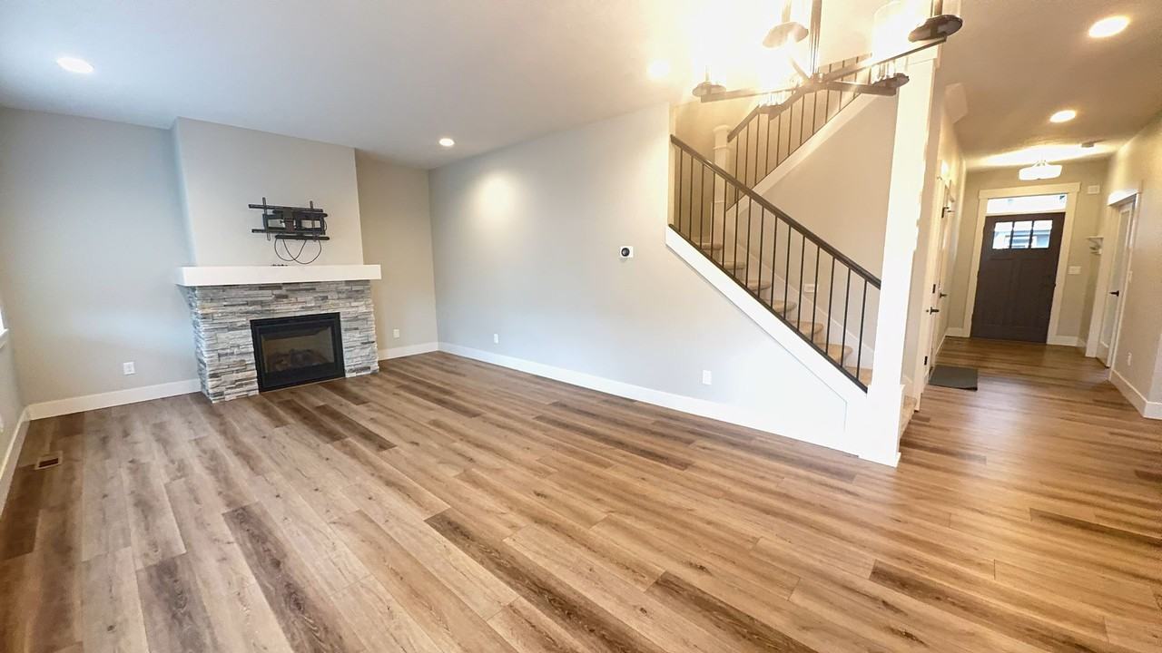 1001 Keystone Loop Ne - Photo 2 of 18