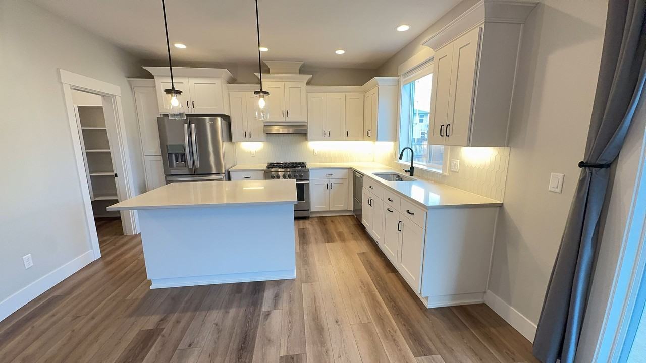 1001 Keystone Loop Ne - Photo 3 of 18