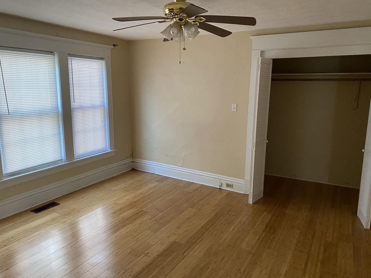 1115 8th St - Photo 3 of 7